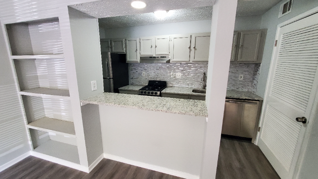Building Photo - 6810 Glenridge Dr