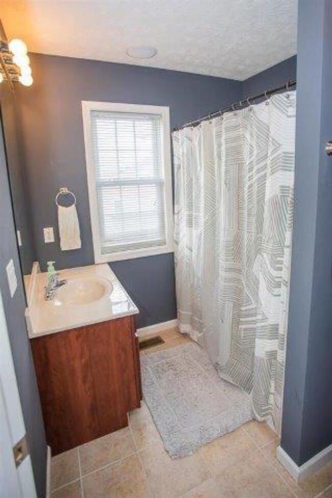 Building Photo - Available Aug 5th , 2026!!