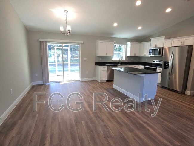 Building Photo - 10 Pine Cir Way