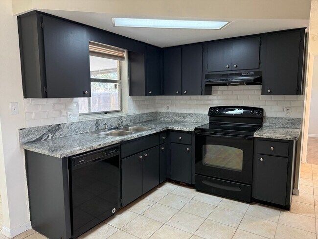 Building Photo - 8649 Paxton Dr