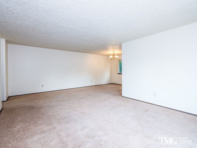 Foto del edificio - Charming 2BR Condo with a Garage in the Highly Desired McGillivray Neighborhood!