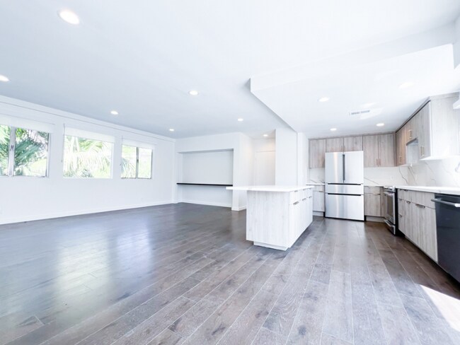 Building Photo - 8430 De Longpre Ave