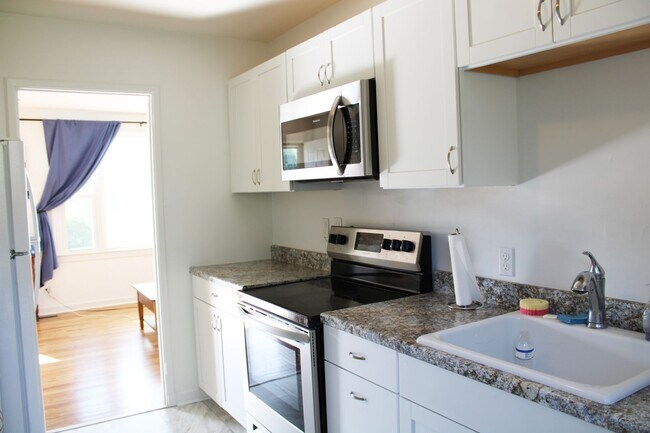 Building Photo - Renovated Sapphire Manor Condo