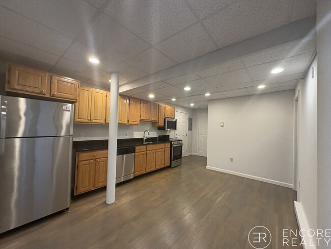 Building Photo - 77 Park Dr