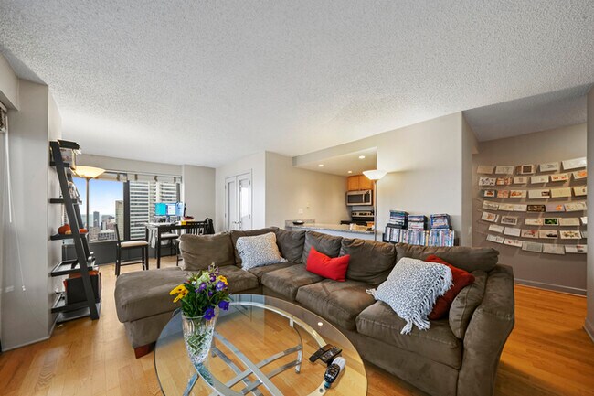 Building Photo - Beautiful corner unit with lake and city v...
