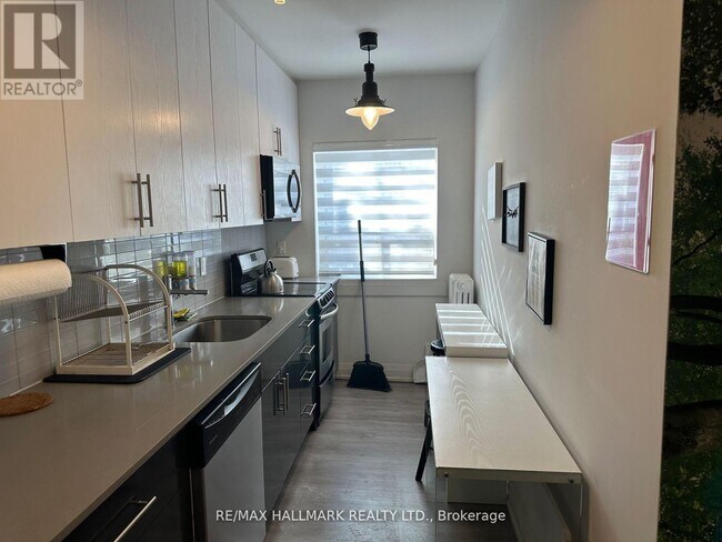 Photo du bâtiment - 595 St Clair Ave W