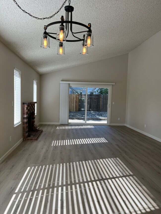 Foto del edificio - READY TO MOVE IN! Fully Remodeled Reno home