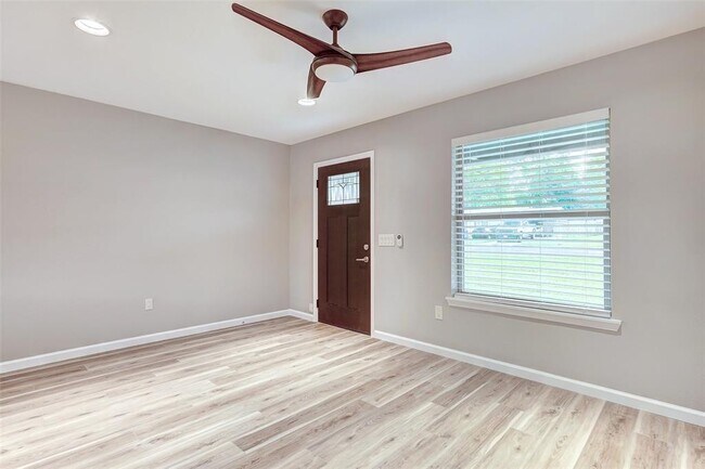 Foto del edificio - 206 E Powell Ln
