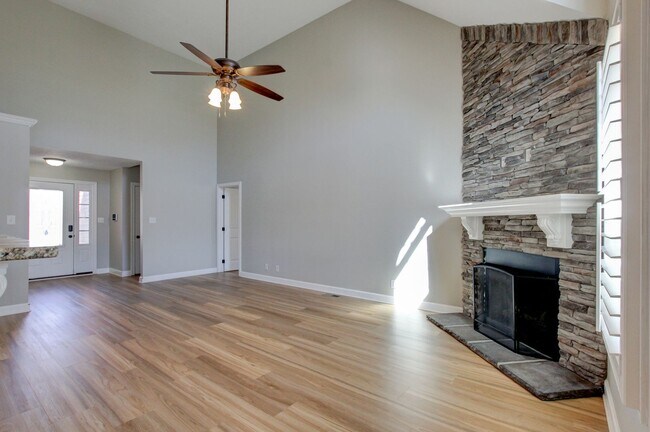 Foto del edificio - Fantastic Open Floor Plan Home With Stone ...