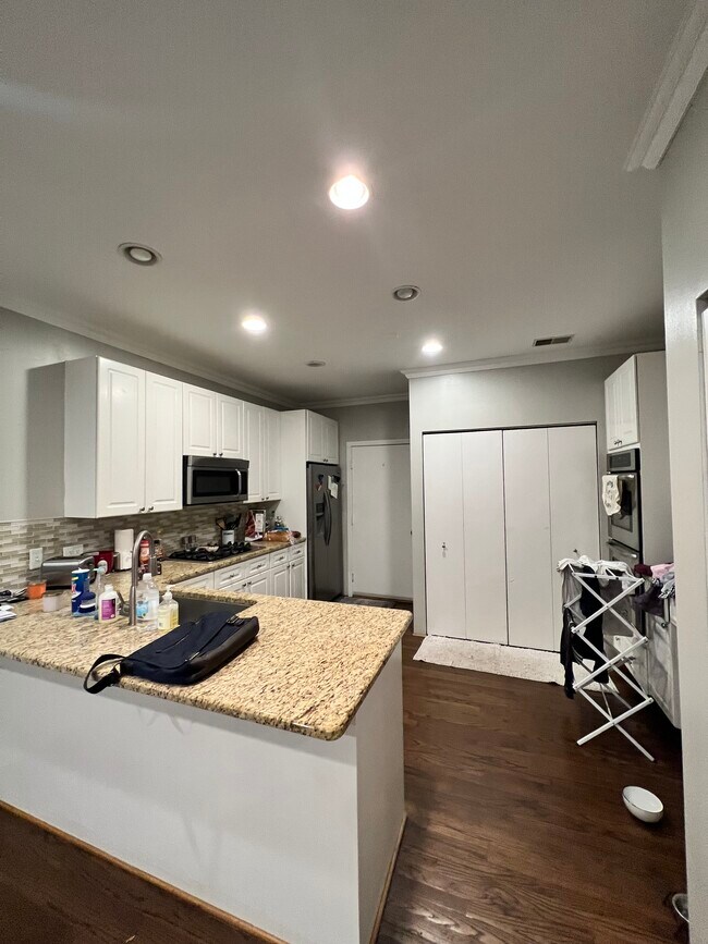Building Photo - 1808 W Diversey Pky