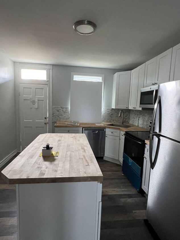 Building Photo - Newly Renovated 2 Bedroom in Baltimore Cit...