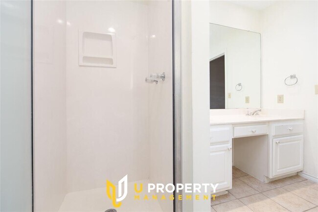 Foto del edificio - 3529 Hilltop Ln