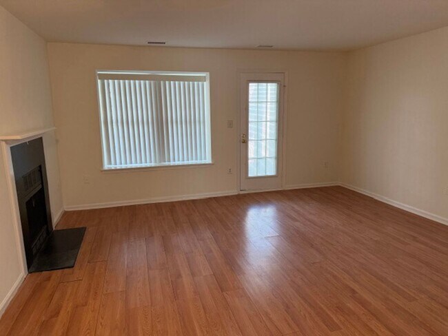 Foto del edificio - Charming 1 Bed 1 Bath Condo In Convenient Heatherlea