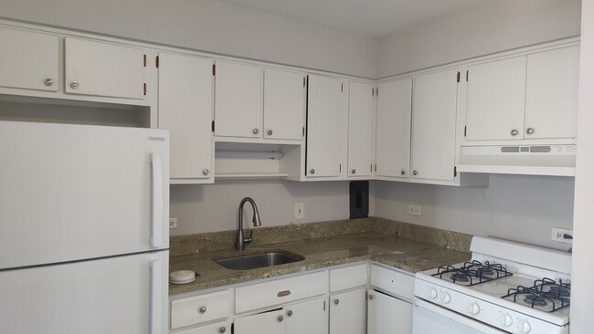 Building Photo - 29 N Hillside Ave