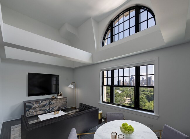 Building Photo - 2313 N Lincoln Park W