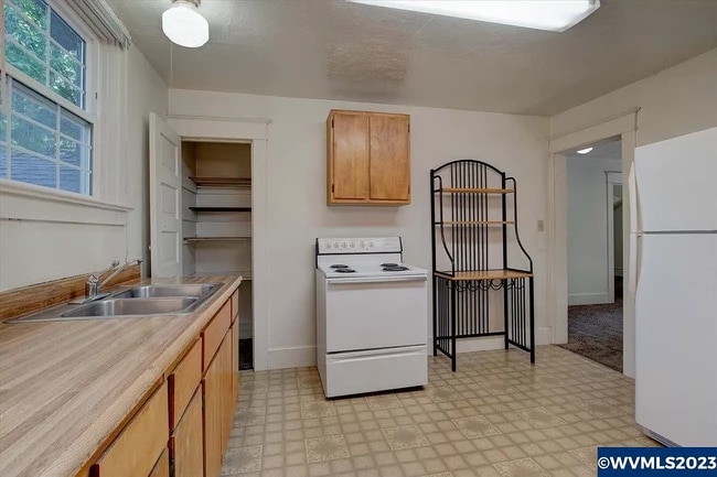 kitchen 3 - 624 NW 11th St