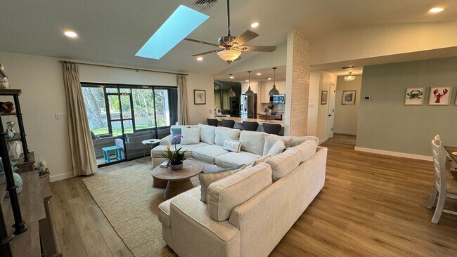 Building Photo - Turnkey Furnished Short Term Rental