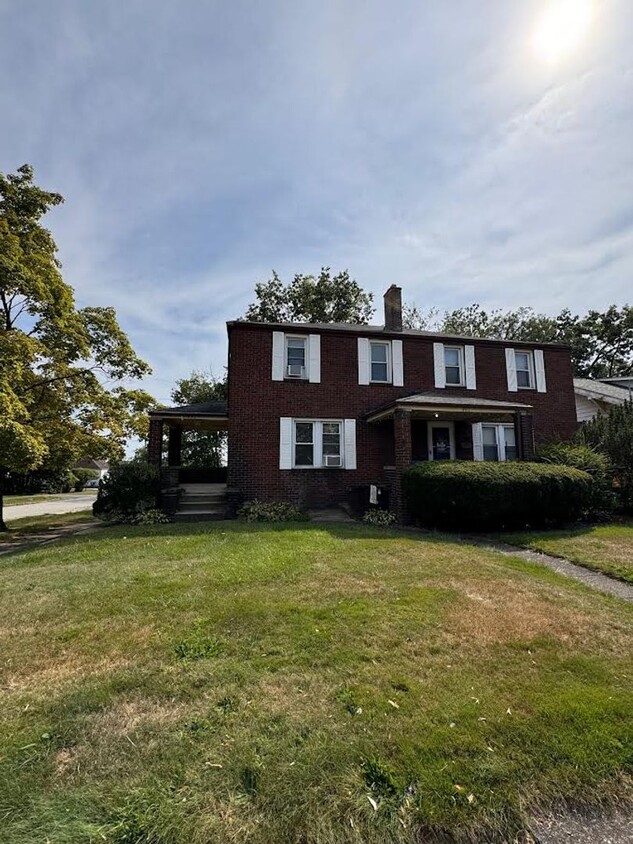 Primary Photo - 453 E Kline St