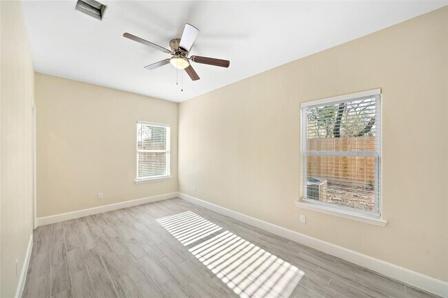 Foto del edificio - 5618 Ridgeway Dr