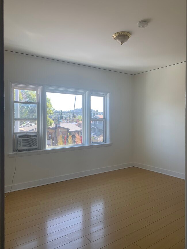 Foto del edificio - 1759 Hillhurst Ave