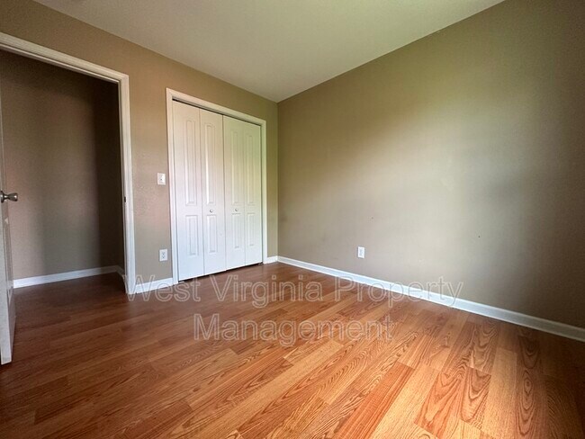 Building Photo - 113 Wickham Ave