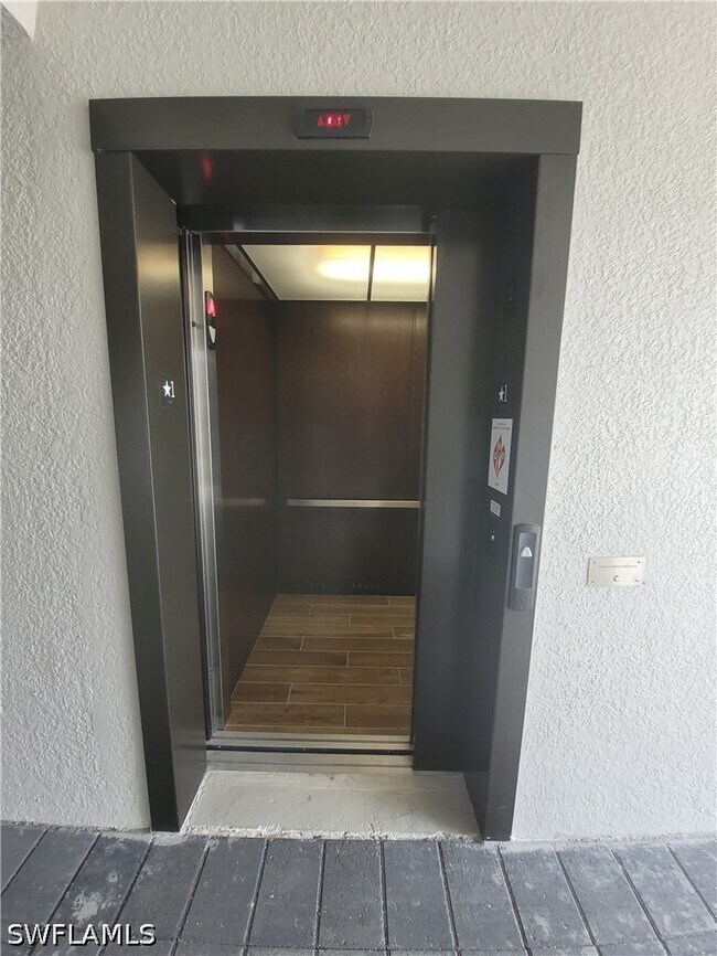 Foto del edificio - 5835 Double Eagle Cir