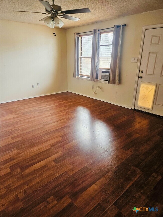 Foto del edificio - 104 Plains St