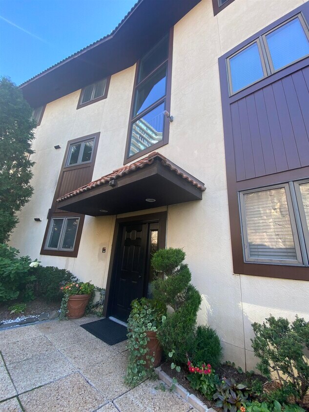 300 Rd Unit 72, Cliffside Park, NJ 07010 Condo for Rent in Cliffside Park, NJ