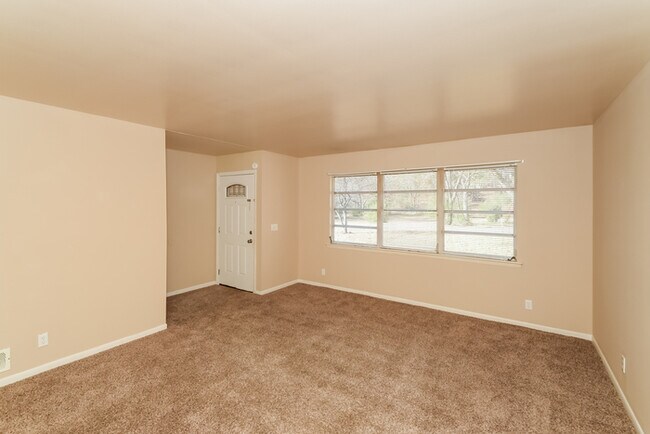Foto del edificio - 3224 Poplar Ln