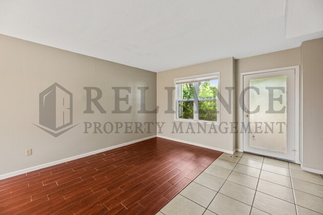 Foto del edificio - 7302-3 W Douglas Ave
