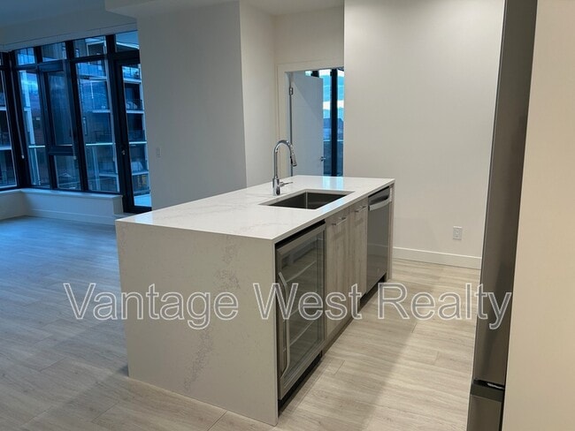 Building Photo - 406-3699 Capozzi Rd