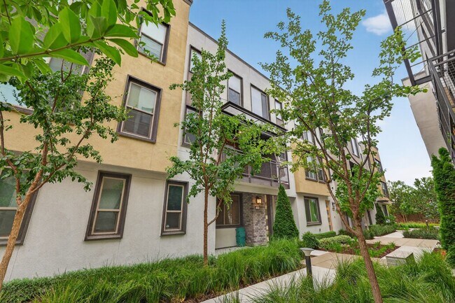 Foto del edificio - 25393 Parklane Dr