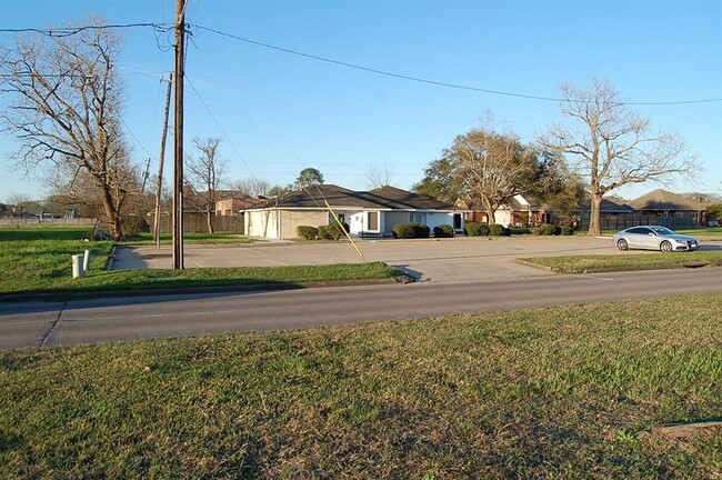 Building Photo - 825 Fairmont Pkwy