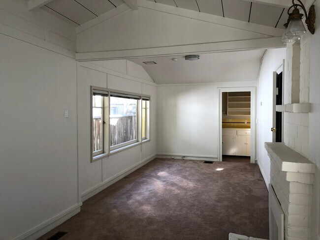 Building Photo - Charming Two Bedroom Cottage in Carmel