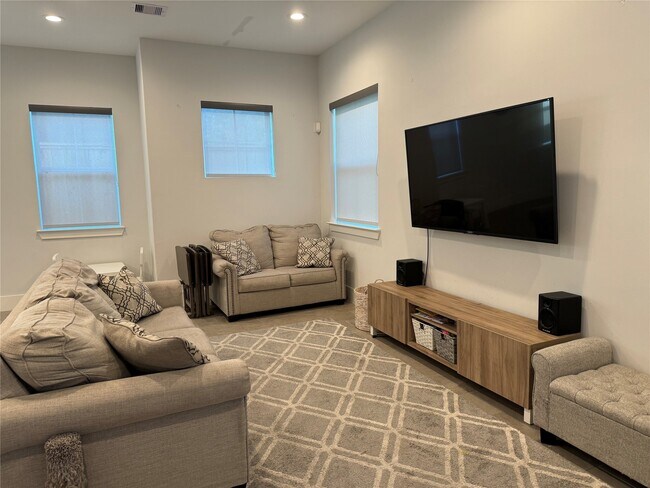 Foto del edificio - 412 N Live Oak St