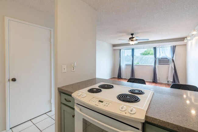 Foto del edificio - 2 bedroom / 1 1/2 bath / 2 parking condo i...