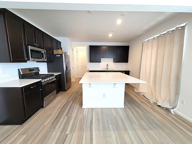 Foto del edificio - ALL PROSPECTIVE TENANTS MUST SUBMIT A $58 ...