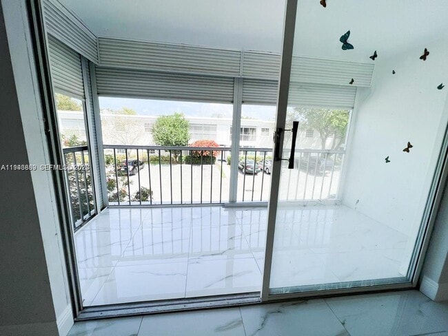 Building Photo - 6395 Bay Club Dr