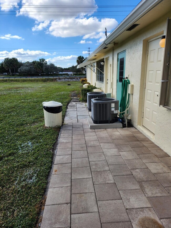 Foto del edificio - 5433 Lakefront Blvd