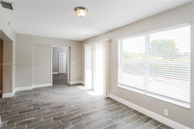 Foto del edificio - 2360 NW 60th Ave