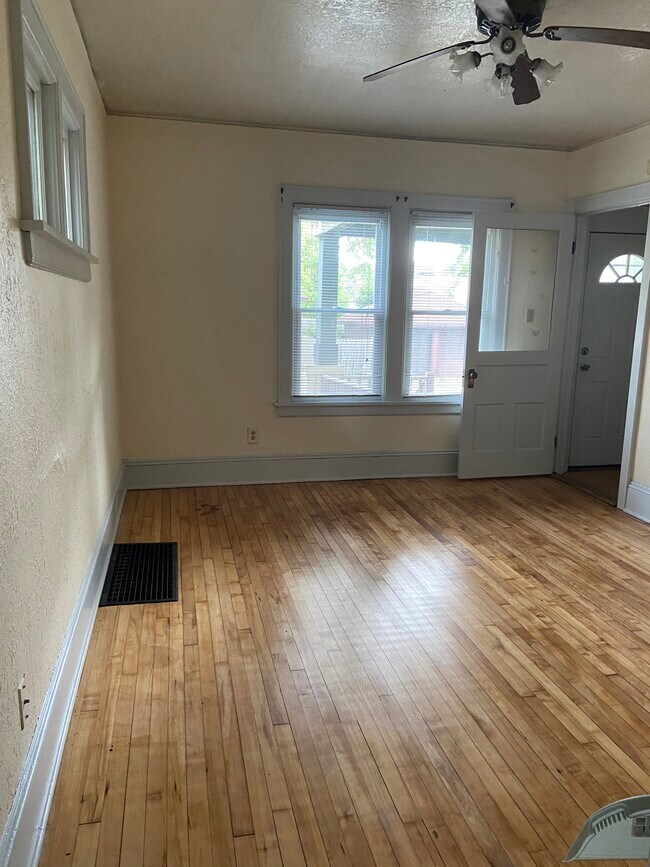 Sala de estar - 811 E Hadley St