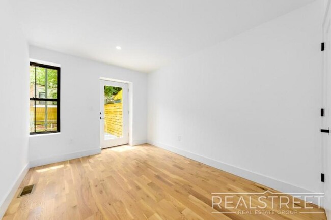 Foto del edificio - 3 bedroom in BROOKLYN NY 11233