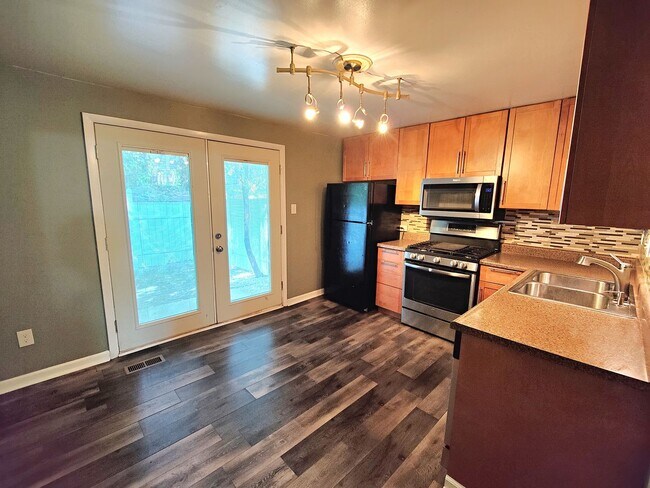 Building Photo - *Beautifully Updated 2BD/1BA Townhouse Ava...