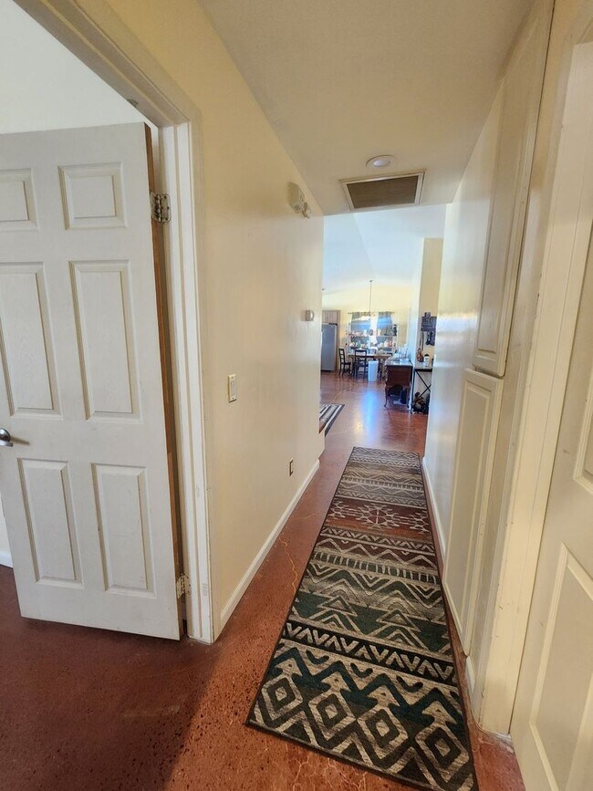 Building Photo - Open Concept 3 Bedroom 2 Bath Home