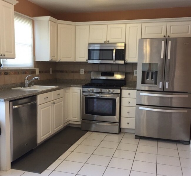 spacious eat in kitchen, double pantry - 1205 Francyne Way