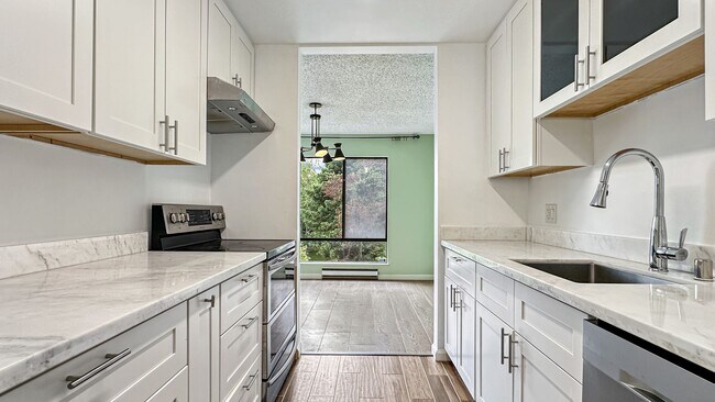 Foto del edificio - Exceptionally Renovated Corner Apartment at Watergate!