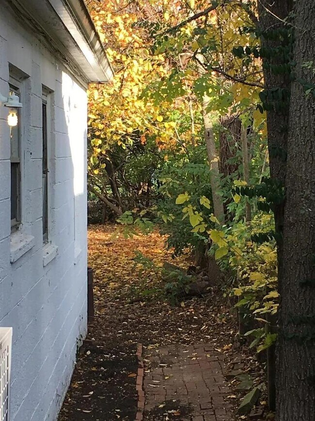 Foto del edificio - 5655 Winthrop Ave