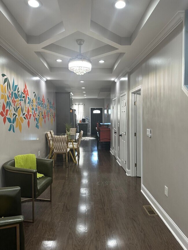 Foto del edificio - Fully Furnished! Spacious Rooms! Modern De...