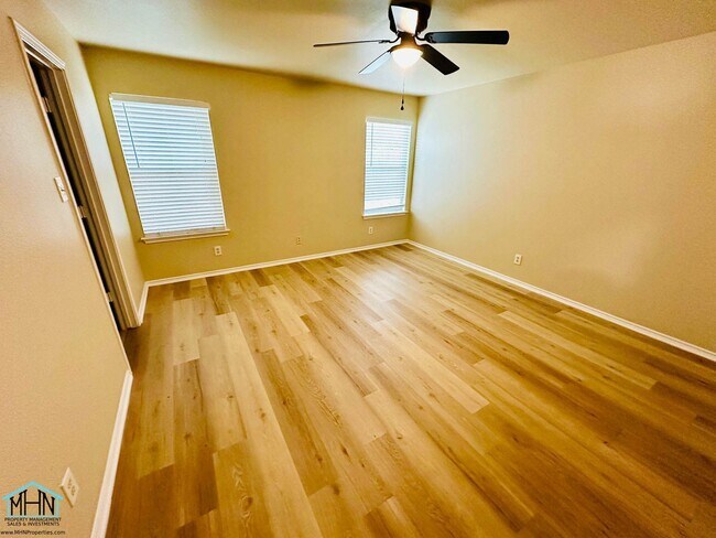 Foto del edificio - Big & Beautiful 5 bed/3.5 bath 2 Story home that's conveniently located to Randolph AFB