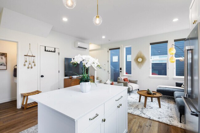 Foto del edificio - 4404 37th Ave SW